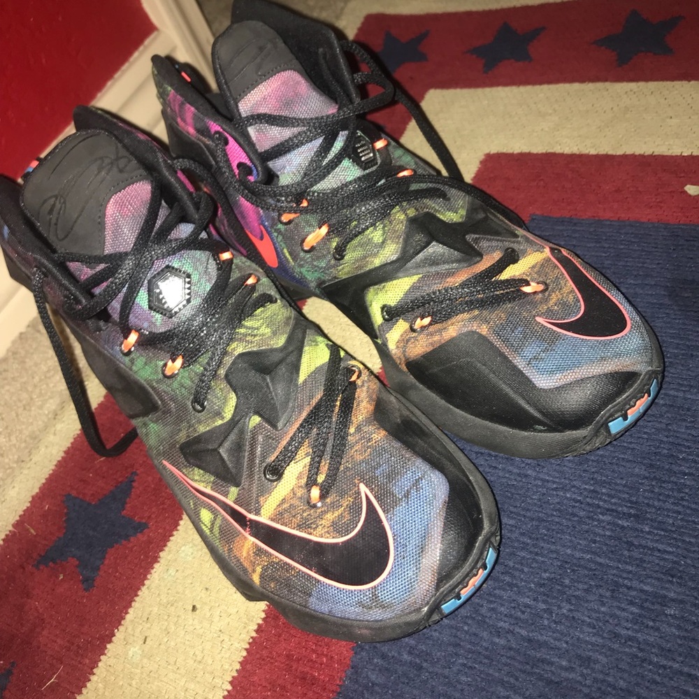 LeBron james Akronite basketball shoes. Size 8